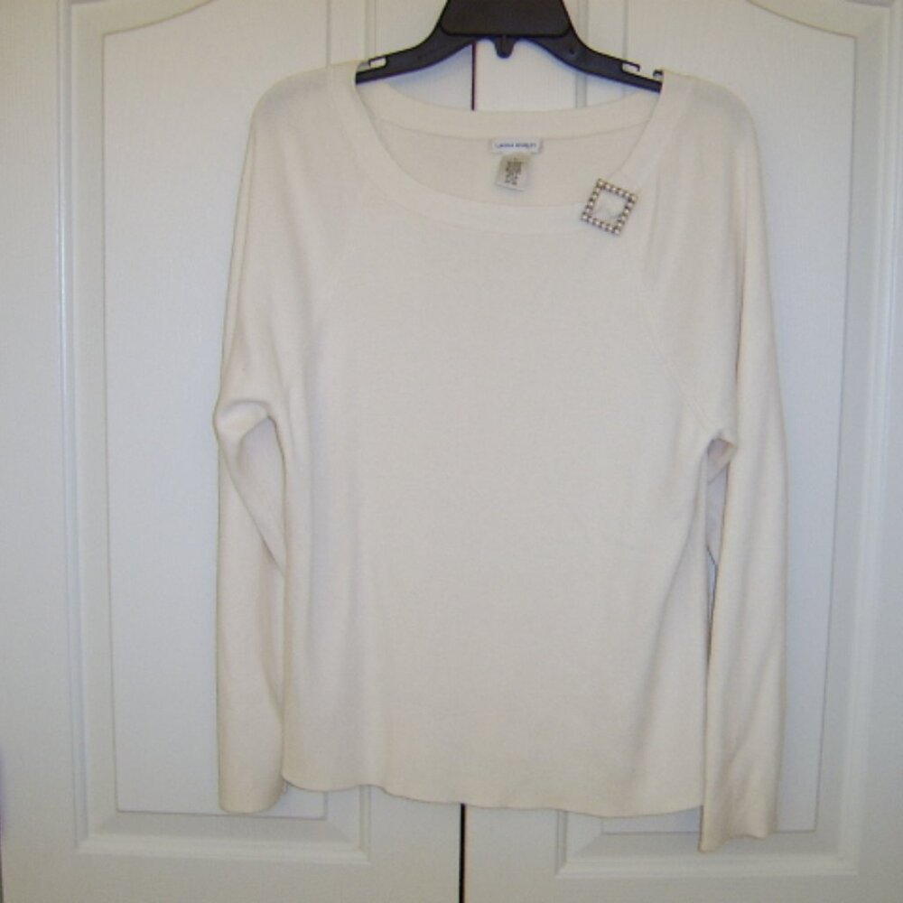 Beautiful Laura Ashley Top with Pendant - Large